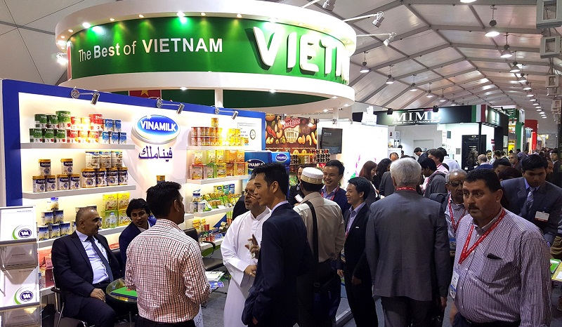 Gian h&agrave;ng Vinamilk thu h&uacute;t được sự quan t&acirc;m rất lớn từ c&aacute;c kh&aacute;ch h&agrave;ng v&agrave; đối t&aacute;c tại Gulfood. Ngay ng&agrave;y đầu ti&ecirc;n tham gia Hội chợ n&agrave;y, Vinamilk đ&atilde; k&yacute; kết được Hợp đồng xuất khẩu sản phẩm sữa bột cho trẻ em trị gi&aacute; 12,5 triệu USD.