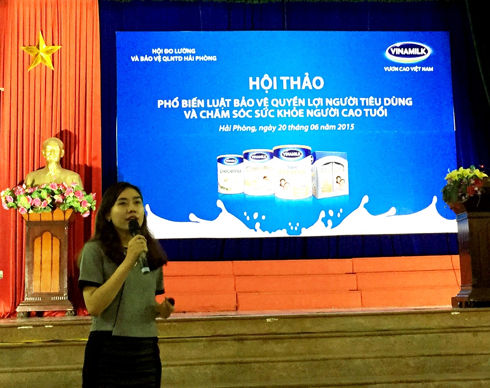 B&agrave; Lưu Vũ Quỳnh Anh &ndash; Đại diện ng&agrave;nh h&agrave;ng sữa bột (Vinamilk) chia sẻ những th&ocirc;ng tin hữu &iacute;ch của c&aacute;c sản phẩm dinh dưỡng d&agrave;nh cho người cao tuổi tại hội thảo ở B&igrave;nh Dương
