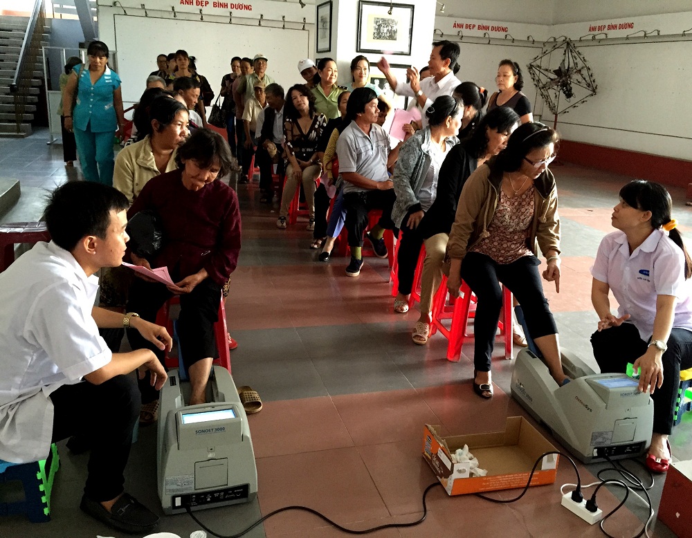 Vinamilk tổ chức đo lo&atilde;ng xương cho người cao tuổi tại hội thảo, gi&uacute;p người cao tuổi ph&aacute;t hiện v&agrave; ph&ograve;ng ngừa lo&atilde;ng xương