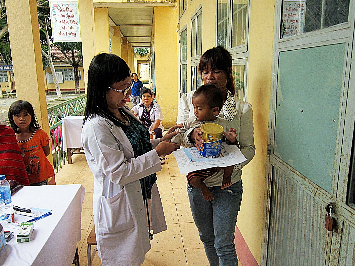 B&aacute;c sĩ Vinamilk trao qu&agrave; tặng cho b&eacute; suy dinh dưỡng độ 2, tại điểm kh&aacute;m ngay khi kh&aacute;m v&agrave; tư vấn cho b&eacute; v&agrave; mẹ.