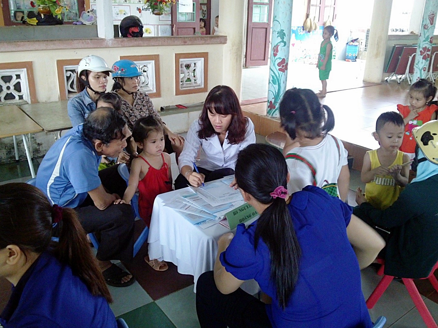 C&aacute;c b&aacute;c sĩ Vinamilk đang thăm kh&aacute;m v&agrave; tư vấn cho mẹ v&agrave; b&eacute; tại Nh&agrave; L&agrave;ng, Quảng Nam