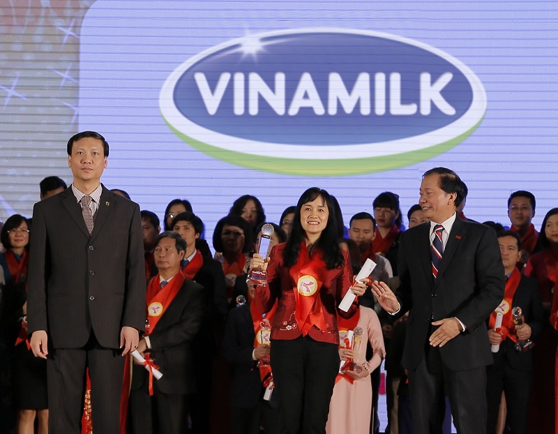 B&agrave; Nguyễn Minh T&acirc;m, Gi&aacute;m đốc Chi nh&aacute;nh Vinamilk tại H&agrave; Nội đại diện c&ocirc;ng ty nhận giải thưởng Thương hiệu mạnh Việt Nam