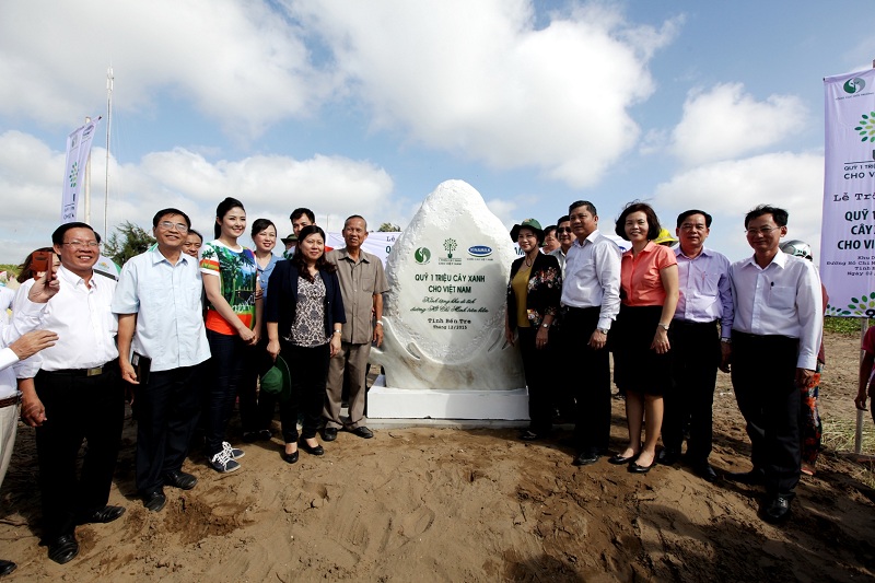 Quỹ 1 triệu c&acirc;y xanh cho Việt Nam &ndash; một chương tr&igrave;nh x&atilde; hội của Vianmilk mang &yacute; nghĩa nh&acirc;n văn đ&oacute;ng g&oacute;p rất lớn cho cộng đồng trồng c&acirc;y tại đường Hồ Ch&iacute; Minh tr&ecirc;n biển ở Bến Tre