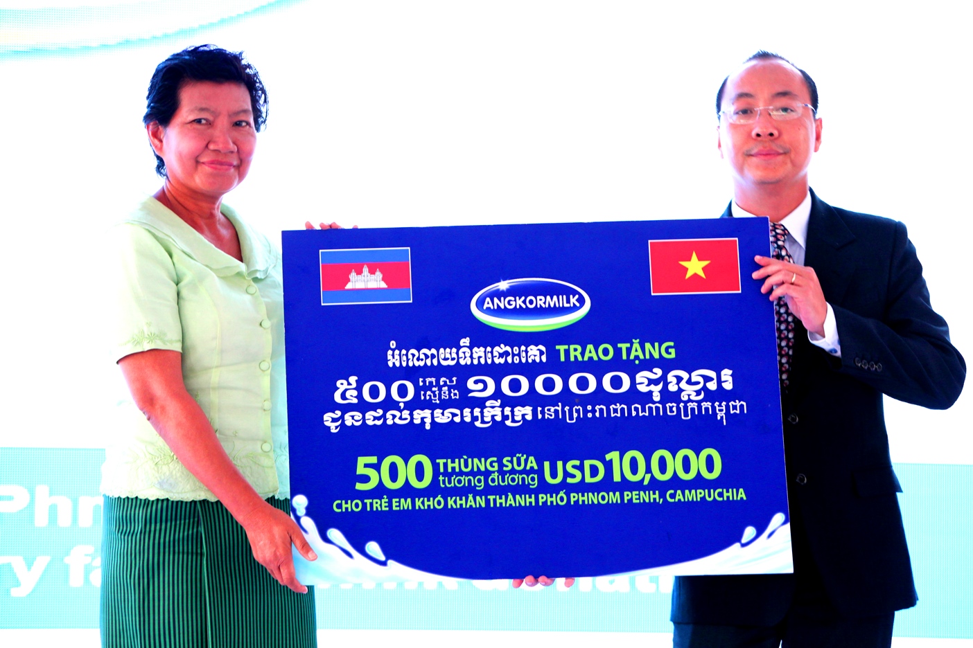 Tại lễ kh&aacute;nh th&agrave;nh Nh&agrave; m&aacute;y Angkor, &Ocirc;ng Đo&agrave;n Quốc Kh&aacute;nh &ndash; Tổng Gi&aacute;m đốc Nh&agrave; m&aacute;y Sữa Angkor đại diện Nh&agrave; m&aacute;y đ&atilde; gửi đến cho trẻ em ngh&egrave;o của Phnom Penh 500 th&ugrave;ng sữa nước trị gi&aacute; tương đương 10.000 USD để g&oacute;p phần cải thiện t&igrave;nh trạng dinh dưỡng cho trẻ em Campuchia