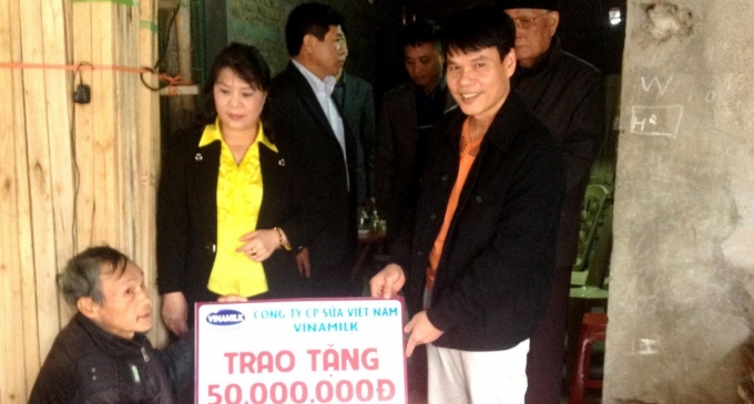 &Ocirc;ng Phạm Tuy&ecirc;n, Gi&aacute;m đốc kinh doanh miền duy&ecirc;n hải Vinamilk trao qu&agrave; cho &ocirc;ng L&ecirc; Quang Huy