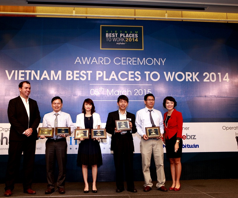 &Ocirc;ng L&ecirc; Mỹ H&agrave;, Trưởng ban Đ&agrave;o tạo, Ph&ograve;ng Nh&acirc;n sự (thứ 2 từ b&ecirc;n tr&aacute;i sang), đại diện Vinamilk nhận chứng nhận thương hiệu nh&agrave; tuyển dụng hấp dẫn nhất ở 2 hạng mục Lương, Thưởng, Ph&uacute;c lợi v&agrave; Chất lượng c&ocirc;ng việc, Cuộc sống
