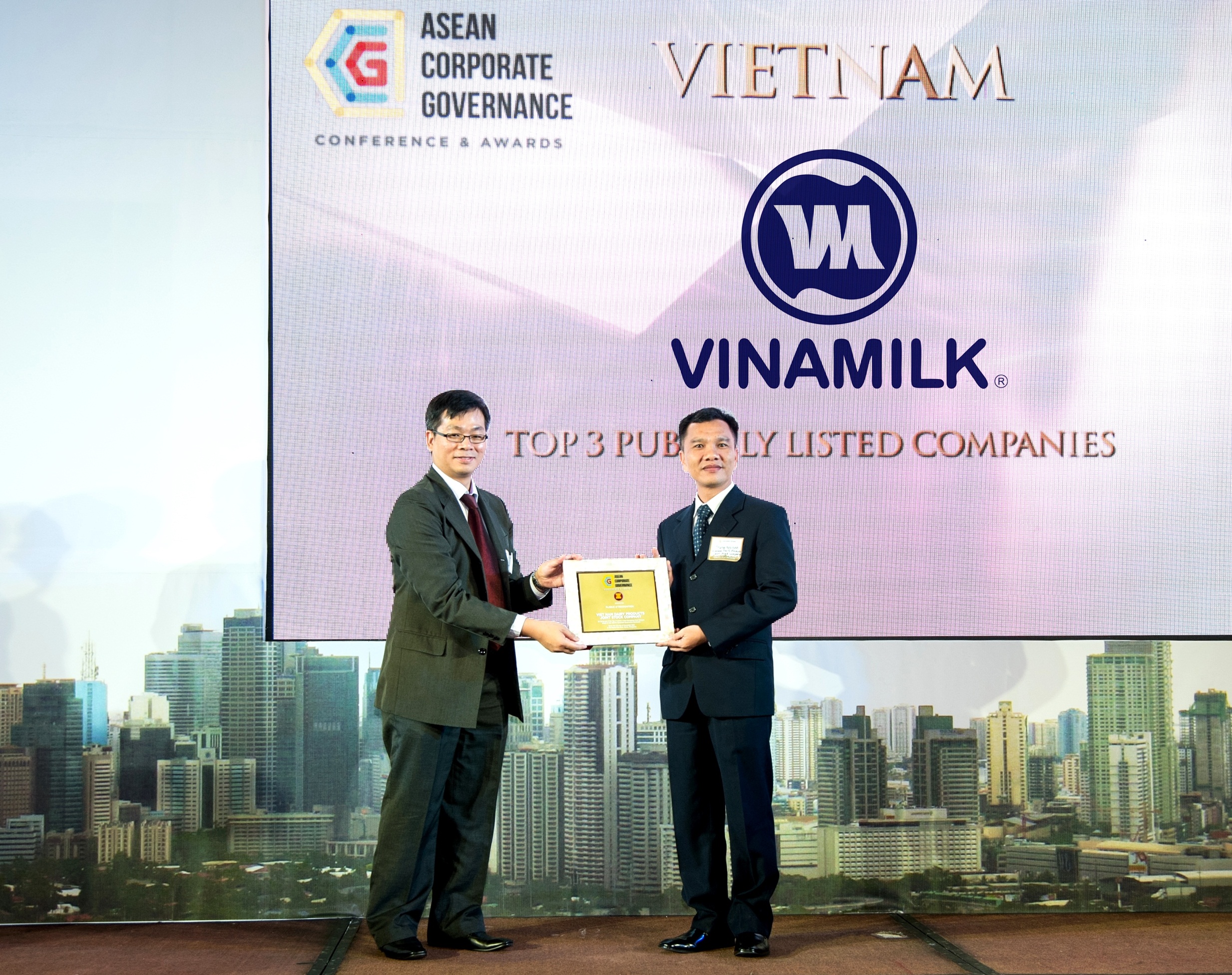 Vinamilk đ&atilde; được vinh danh v&agrave; trao giải thưởng c&ocirc;ng ty c&oacute; điểm Quản trị tốt nhất Việt Nam trong lễ trao giải Quản trị c&ocirc;ng ty khu vực Asean