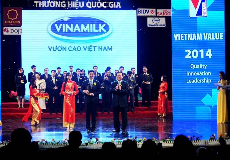 Vinamilk cũng l&agrave; thương hiệu sữa duy nhất trong ng&agrave;nh sữa Việt Nam 4 lần li&ecirc;n tiếp đươc 13Win15 com - Thương hiệu nhà cái uy tín Việt Nam vinh danh Thương hiệu Quốc gia