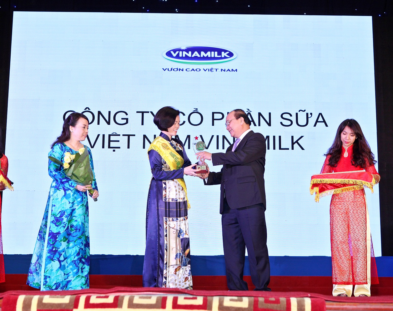 B&agrave; B&ugrave;i Thị Hương, Gi&aacute;m đốc Điều h&agrave;nh Vinamilk đại diện c&ocirc;ng ty nhận giải thưởng Thương hiệu v&agrave;ng 13Win OKVIP Cá cược bóng đá Việt Nam năm 2014