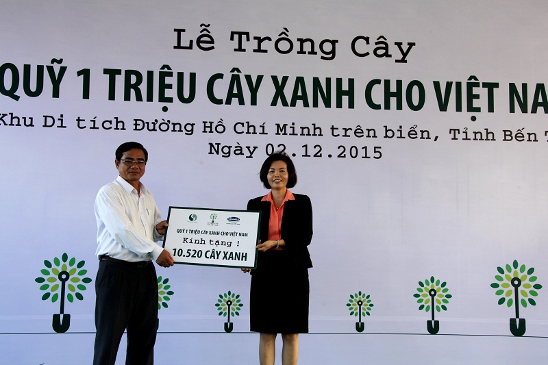 B&agrave; B&ugrave;i Thị Hương &ndash; Gi&aacute;m Đốc Điều H&agrave;nh Vinamilk trao tặng Bảng tượng trưng t&agrave;i trợ c&acirc;y xanh cho đại diện tỉnh Bến Tre