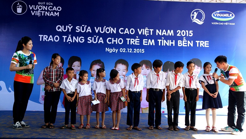 Tại chương tr&igrave;nh, c&aacute;c em học sinh đ&atilde; c&oacute; cơ hội được gặp mặt, tr&ograve; chuyện v&agrave; c&ugrave;ng chơi những tr&ograve; chơi vui nhộn c&ugrave;ng với c&aacute;c Đại sứ của chương tr&igrave;nh Quỹ sữa Vươn cao Việt Nam l&agrave; Nghệ sỹ h&agrave;i Xu&acirc;n Bắc v&agrave; Hoa hậu Ngọc H&acirc;n