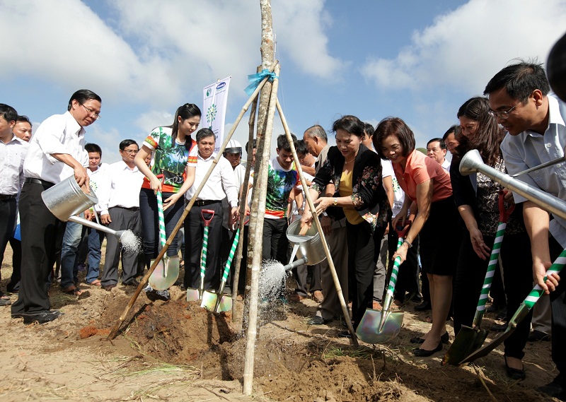 B&agrave; Nguyễn Thị Kim Ng&acirc;n, Ủy vi&ecirc;n Bộ ch&iacute;nh trị - Ph&oacute; chủ tịch Quốc Hội nước CHXHCN Việt Nam v&agrave; c&aacute;c đại biểu của chương tr&igrave;nh Quỹ 1 triệu c&acirc;y xanh cho Việt Nam c&ugrave;ng trồng c&acirc;y tại Khu di t&iacute;ch đường Hồ Ch&iacute; Minh tr&ecirc;n biển ở Thạnh Ph&uacute;, Bến Tre