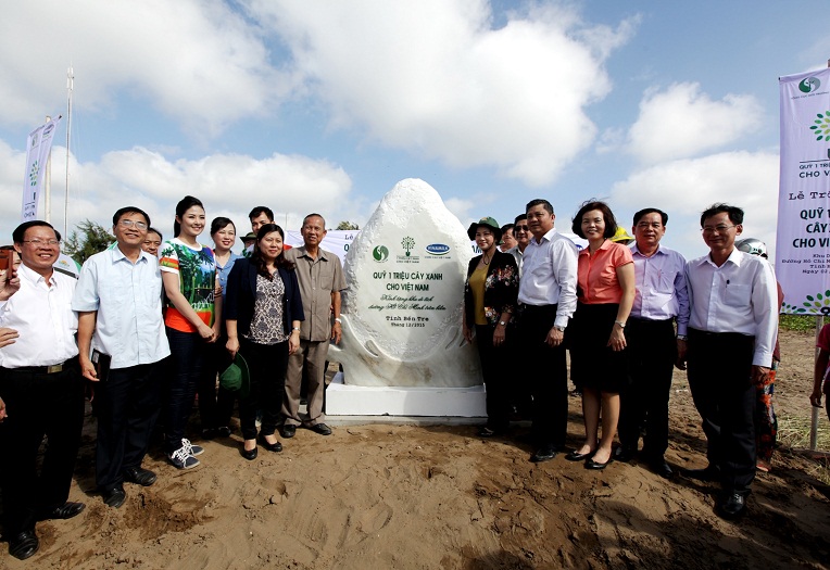 C&aacute;c đại biểu thực hiện nghi thức đặt bảng đ&aacute; lưu niệm của chương tr&igrave;nh Quỹ 1 triệu c&acirc;y xanh cho Việt Nam tại Khu Di t&iacute;ch đường Hồ Ch&iacute; Minh tr&ecirc;n biển ở Bến Tre