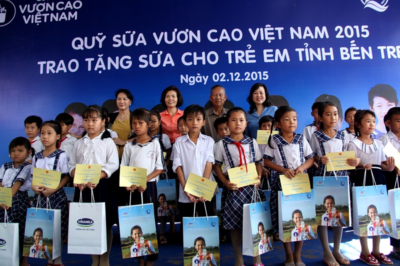 B&agrave; Nguyễn Thị Kim Ng&acirc;n, Ủy vi&ecirc;n Bộ ch&iacute;nh trị - Ph&oacute; chủ tịch Quốc Hội nước CHXHCN Việt Nam c&ugrave;ng l&atilde;nh đạo Bộ LĐTBXH v&agrave; đại diện l&atilde;nh đạo tỉnh, Quỹ Bảo trợ trẻ em Việt Nam v&agrave; l&atilde;nh đạo Vinamilk trao tặng sữa cho c&aacute;c em học sinh tỉnh Bến Tre