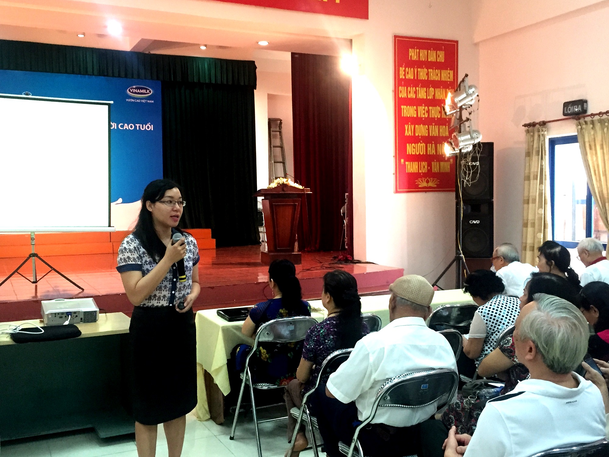 B&agrave; Nguyễn Thị Mỹ H&ograve;a &ndash; Trưởng ban nh&atilde;n hiệu, ng&agrave;nh h&agrave;ng sữa bột, c&ocirc;ng ty Vinamilk chia sẻ những th&ocirc;ng tin hữu &iacute;ch của c&aacute;c sản phẩm dinh dưỡng d&agrave;nh cho người cao tuổi tại hội thảo ở H&agrave; Nội