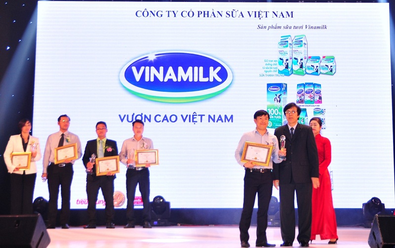 &Ocirc;ng Đỗ Thanh Tuấn, Trưởng bộ phận Đối ngoại Vinamilk đại diện c&ocirc;ng ty nhận giải thưởng tại lễ c&ocirc;ng bố thương hiệu &ldquo;Tin v&agrave; D&ugrave;ng&rdquo;