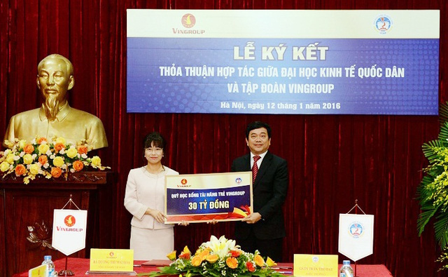 B&agrave; L&ecirc; Mai Lan &ndash; Ph&oacute; Chủ Tịch Tập Đo&agrave;n Vingroup trao tấm biển biểu trưng Quỹ học bổng t&agrave;i năng trẻ cho TS Trần Thọ Đạt