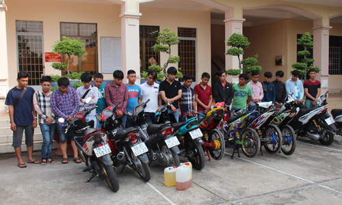 Nh&oacute;m thanh ni&ecirc;n tại C&ocirc;ng an TP Vinh Long