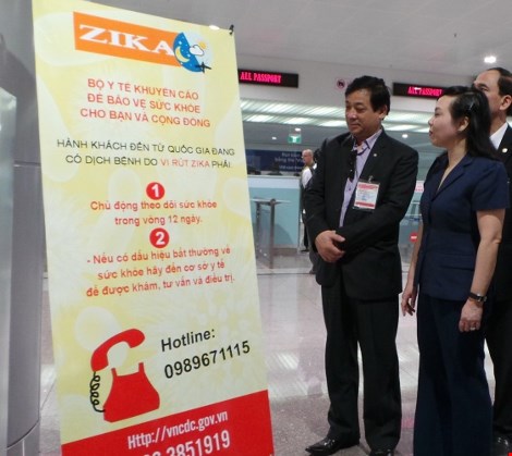 Bộ trưởng Y tế Nguyễn Thị Kim Tiến đang kiểm tra c&ocirc;ng t&aacute;c ph&ograve;ng, chống virus Zika g&acirc;y bệnh đầu nhỏ tại cửa khẩu T&acirc;n Sơn Nhất (TPHCM)
