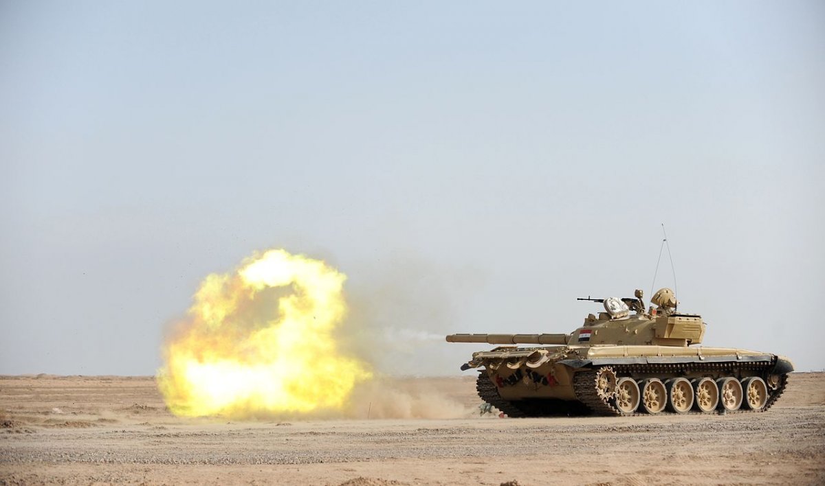ISIS v&agrave; vũ kh&iacute; si&ecirc;u hạng: Xe tăng T-72 trang bị gi&aacute;p nặng, một 125mm s&uacute;ng ch&iacute;nh c&ugrave;ng với s&uacute;ng m&aacute;y thứ cấp v&agrave; s&uacute;ng bắn may bay. Ảnh minh họa