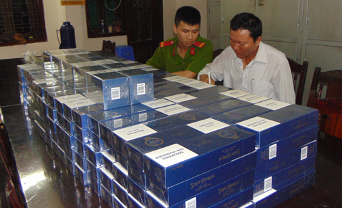 Vận chuyển thuốc l&aacute; lậu