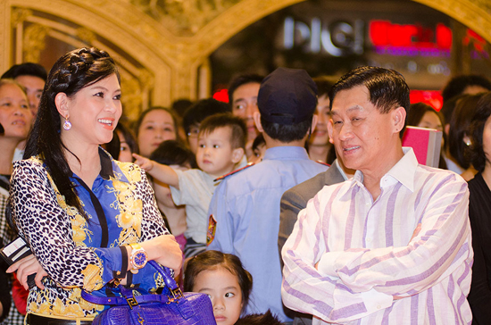 Chuyện t&igrave;nh của vợ chồng đại gia Hạnh Nguyễn c&oacute; c&aacute;i kết đẹp với một đ&aacute;m cưới to&agrave;n si&ecirc;u xe