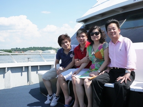 Gia đ&igrave;nh hạnh ph&uacute;c của bầu Hiển
