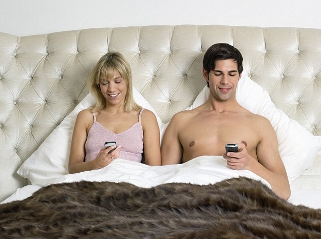 C&aacute;c cặp vợ chồng ng&agrave;y nay đang bị ngăn c&aacute;ch bởi thiết bị c&ocirc;ng nghệ