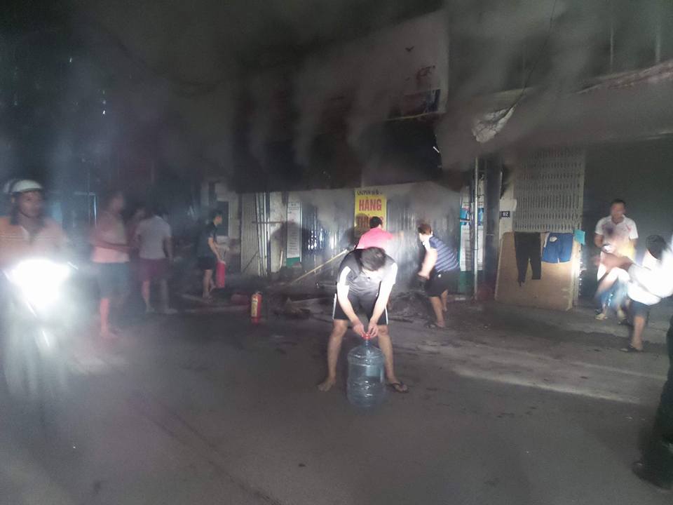 Người d&acirc;n c&ograve;n mang cả nước đ&oacute;ng m&igrave;nh ra để hỗ trợ cứu ch&aacute;y vợ chồng chủ qu&aacute;n quần &aacute;o