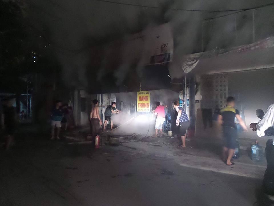Người d&acirc;n c&ugrave;ng nhau dập lửa tại ng&ocirc;i nh&agrave; kh&oacute;a tr&aacute;i cửa