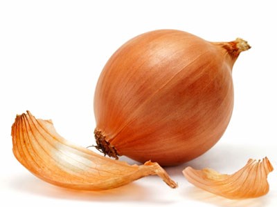 Vỏ h&agrave;nh t&acirc;y chứa một lượng lớn quercetin c&oacute; khả năng hạ huyết &aacute;p v&agrave; hỗ trợ hệ miễn dịch