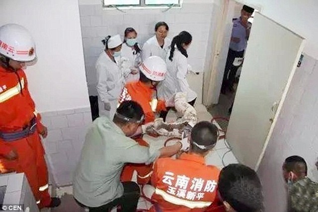 Em b&eacute; sơ sinh bị bỏ rơi trong bồn cầu được cứu sống thần kỳ sau 3 giờ kẹt dưới đường ống cống