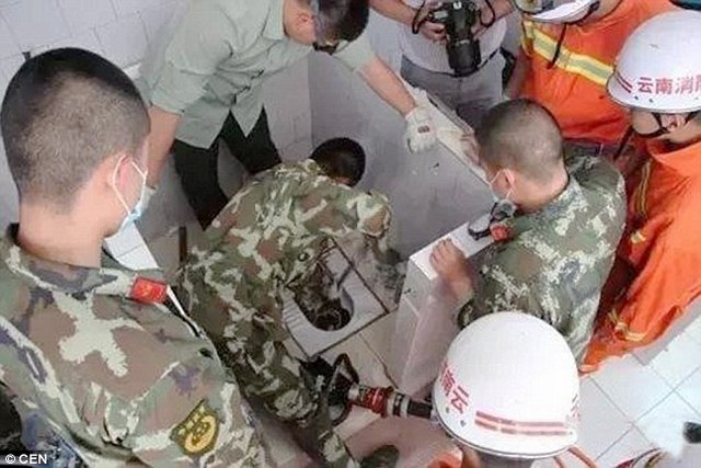 Đội cứu hộ đập bồn cầu giải cứu em b&eacute; bị bỏ rơi