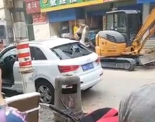 Vợ ph&aacute; si&ecirc;u xe trăm triệu đ&ocirc; chồng tặng v&igrave; qu&aacute; nhỏ