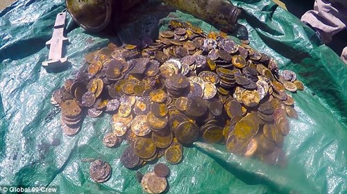 Những đồng tiền v&agrave;ng cổ được đưa l&ecirc;n bờ