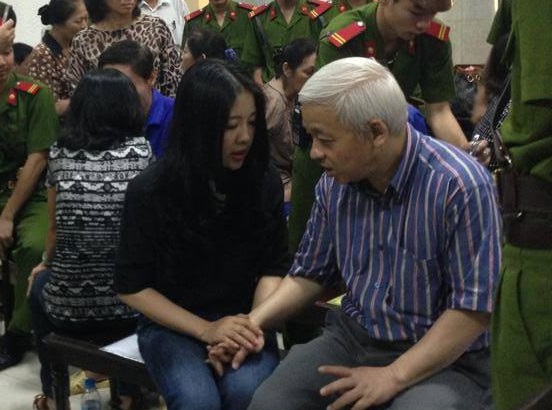 Vợ Bầu Ki&ecirc;n đằm thắm c&ugrave;ng chồng tại t&ograve;a 4