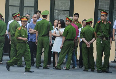 Vợ Bầu Ki&ecirc;n đằm thắm c&ugrave;ng chồng tại t&ograve;a 5