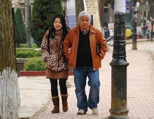 Vợ chồng Bầu Ki&ecirc;n hạnh ph&uacute;c 4