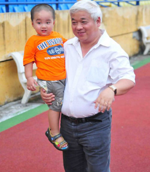 Vợ chồng Bầu Ki&ecirc;n hạnh ph&uacute;c 7