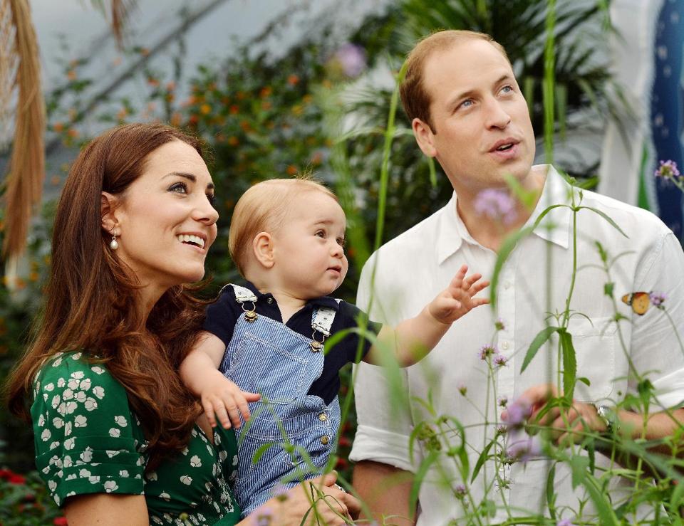 Vợ chồng Ho&agrave;ng tử William v&agrave; con trai đầu l&ograve;ng, Hoàng tử George.
