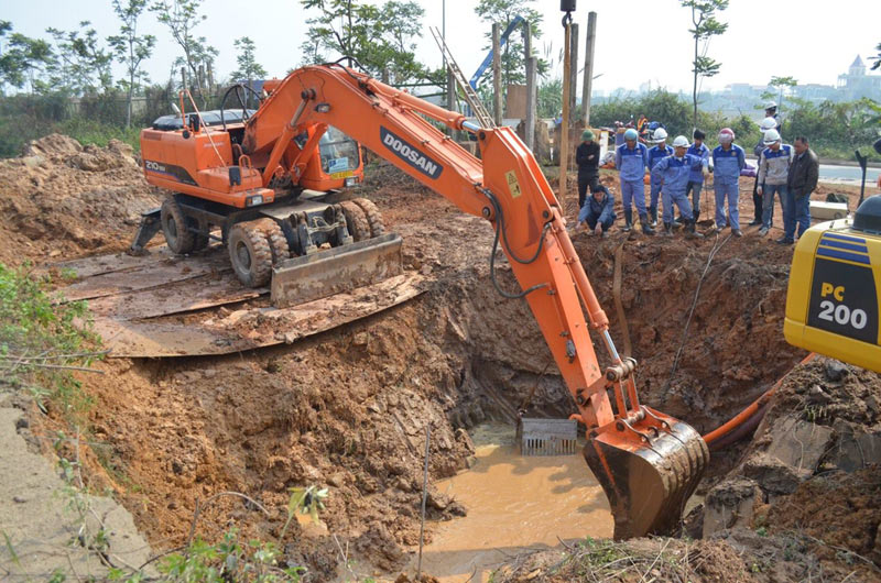 C&ocirc;ng nh&acirc;n đang khắc phục sự cố vỡ đường ống nước s&ocirc;ng Đ&agrave;