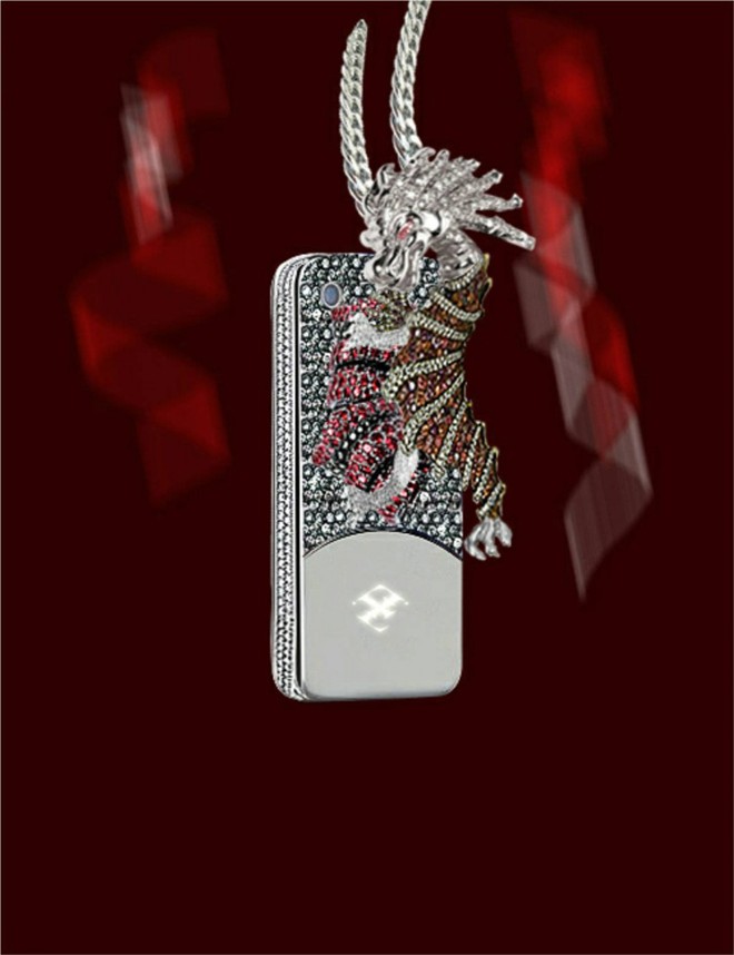 Chiếc vỏ bọc iphone đắt g&iacute; nhất thế giới l&agrave; chiếc vỏ Dragon and Spider của Anita Mai Tan