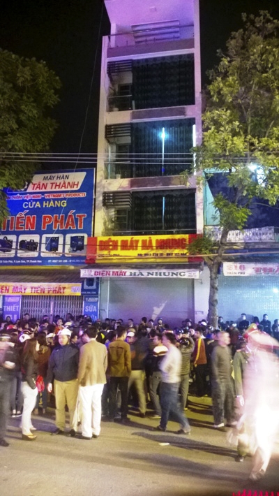 Suốt từ khi xảy ra sự việc tại cửa h&agrave;ng điện m&aacute;y H&agrave; Nhung, nhiều người d&acirc;n đến theo d&otilde;i diễn biến vụ việc