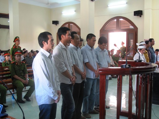 Phi&ecirc;n t&ograve;a x&eacute;t xử ph&uacute;c thẩm vụ 5 c&ocirc;ng an d&ugrave;ng nhục h&igrave;nh ở Ph&uacute; Y&ecirc;n ng&agrave;y 9/7/2014