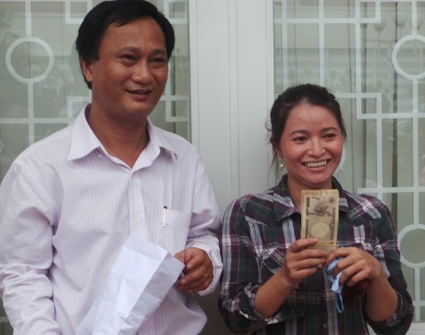 Niềm vui của chị ve chai trong ng&agrave;y nhận được 5 triệu y&ecirc;n từ ph&iacute;a c&ocirc;ng an