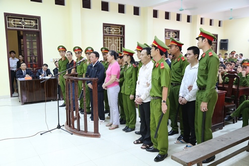 C&aacute;c bị c&aacute;o trong vụ &aacute;n &lsquo;cậu Thủy&rsquo; l&agrave;m giả h&agrave;i cốt tại phi&ecirc;n t&ograve;a