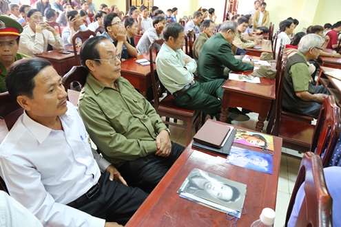 Nhiều cựu binh mang theo di ảnh đồng đội đến phi&ecirc;n t&ograve;a x&eacute;t xử vụ &aacute;n &lsquo;cậu Thủy&rsquo; ngoại cảm