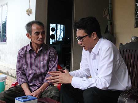 Luật sư Nguyễn Văn Quynh (phải) trao đổi c&ugrave;ng &lsquo;người t&ugrave; hai thế kỷ&rsquo; về vụ &aacute;n Huỳnh Văn N&eacute;n