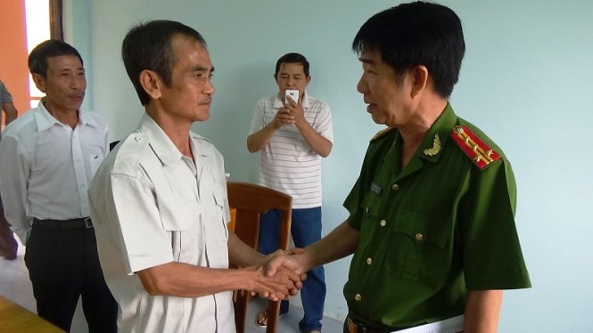 Đại t&aacute; Phạm Thật ch&uacute;c mừng &lsquo;người t&ugrave; hai thế kỷ&rsquo; đ&atilde; được minh oan trong vụ &aacute;n Huỳnh Văn N&eacute;n