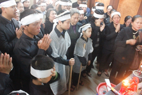 Đẫm nước mắt đ&aacute;m tang kh&ocirc;ng thi thể của chị Huyền vụ &aacute;n thẩm mỹ viện C&aacute;t Tường